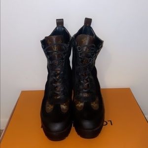 Size 9 Louis Vuitton boots. I wore these boots about 5 times.